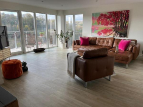 Waterside Spacious Apartment Close to Penarth and Cardiff Bay